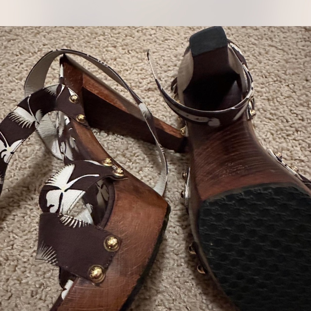 Gucci Brown and White Feather Pattern Sandals